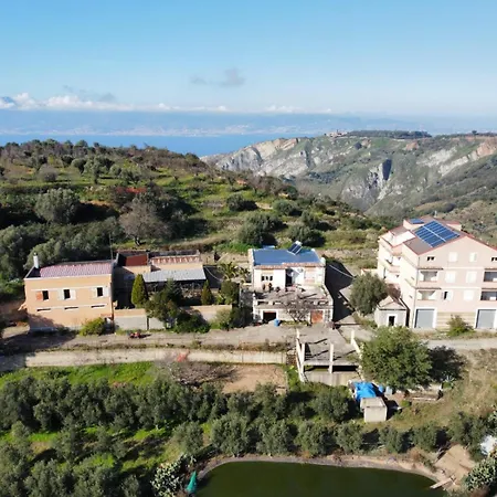 Sant'anna In Oliveta Biologica Con Vista Sullo Stretto Di Messina
